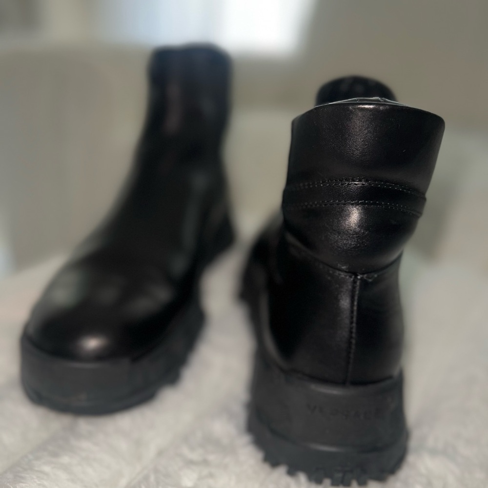 Stylish Versace Black Leather Boots - Picture 3 of 8
